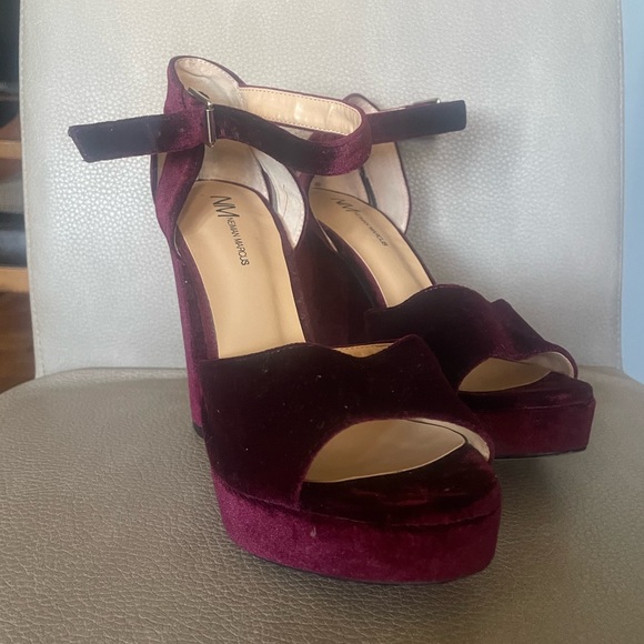 Neiman Marcus burgundy velvet platform chunky heels. Sz 10 - Picture 3 of 10